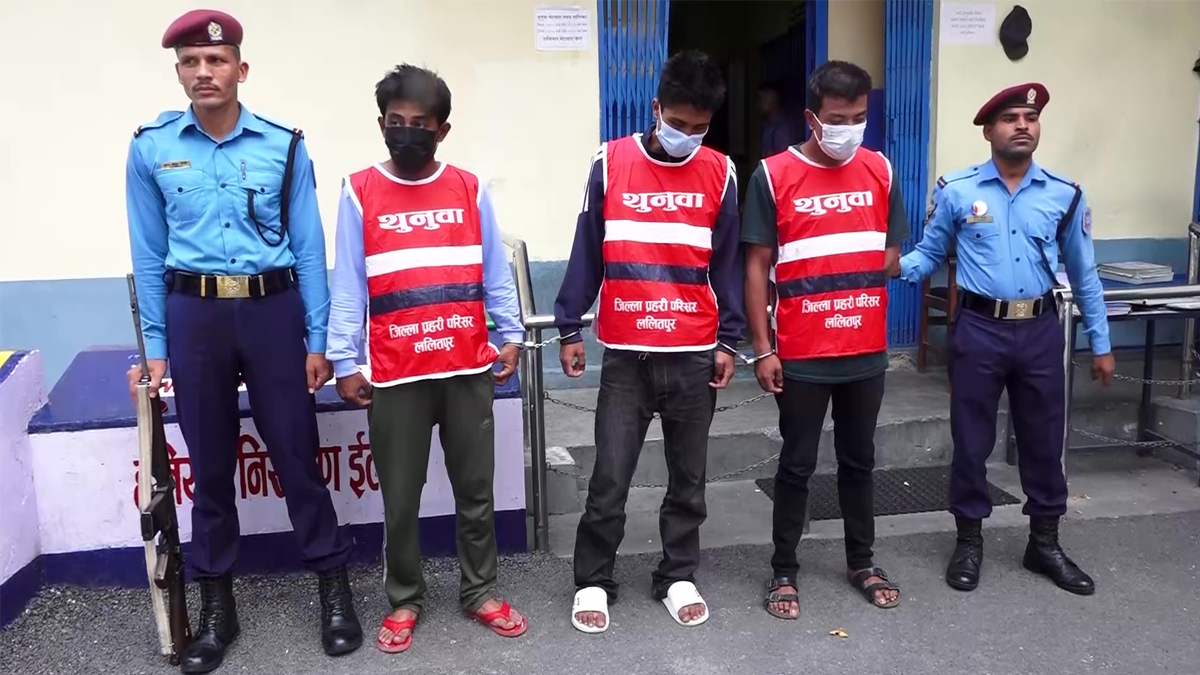 ललितपुरले विभिन्न स्थानमा सुनको सिक्री लुटपाट गर्ने तीन जना पक्राउ